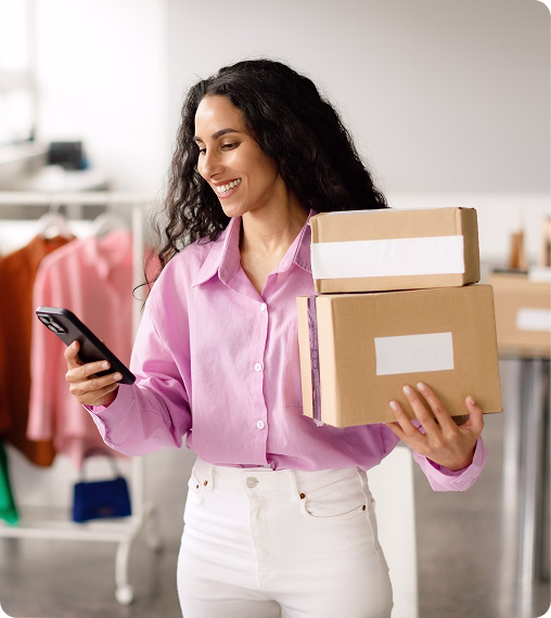lady-mensagens-no-smartphone-segurando-caixas-embaladas-na-loja-de-roupas 1